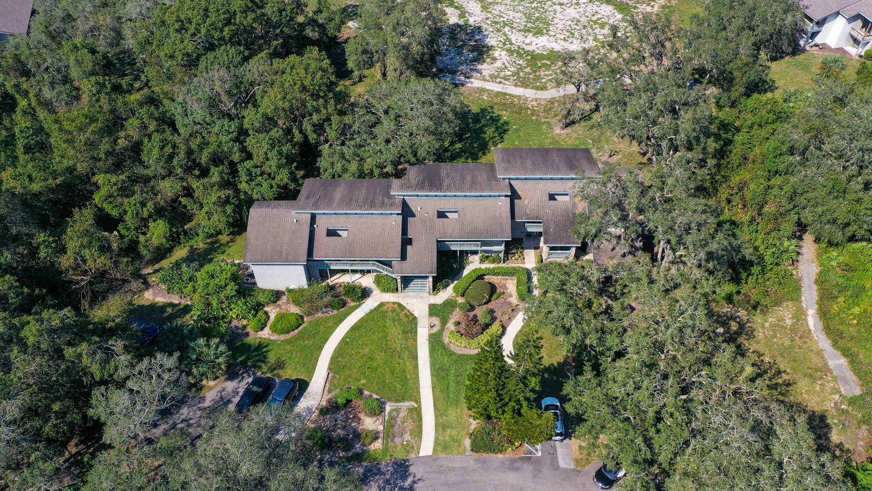 drone shot of condo in haines city surrounded by trees